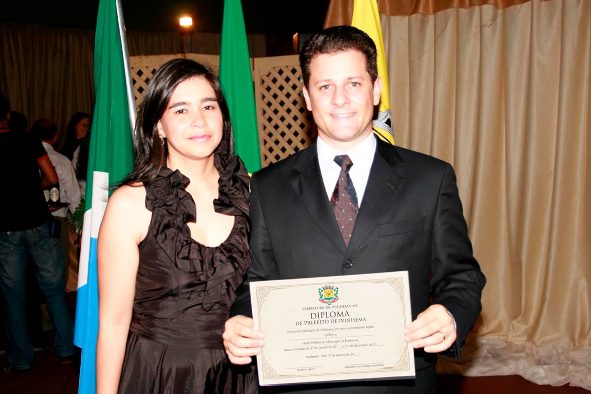 Renato recebendo o diploma de prefeito de Ivinhema, ao lado da Cris