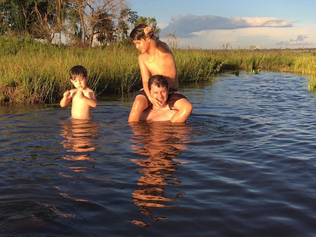 Renato no rio com os filhos