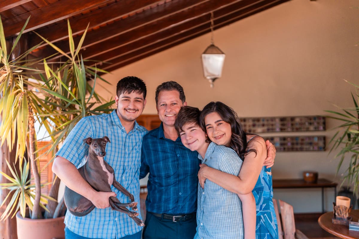 Renato com a Cris e os filhos Edu e Léo em casa
