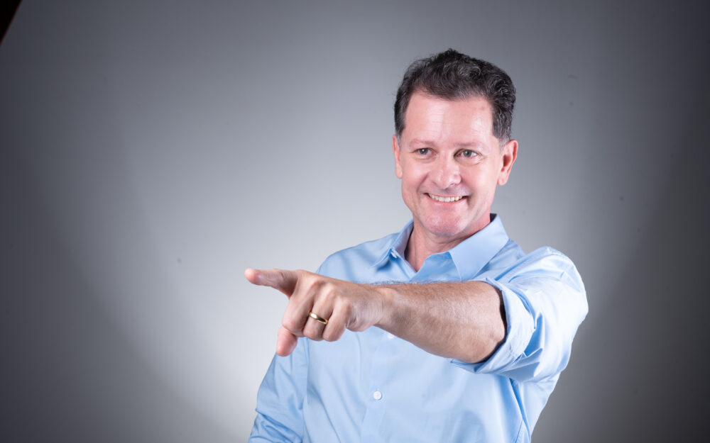 Renato Câmara — apontando para a frente